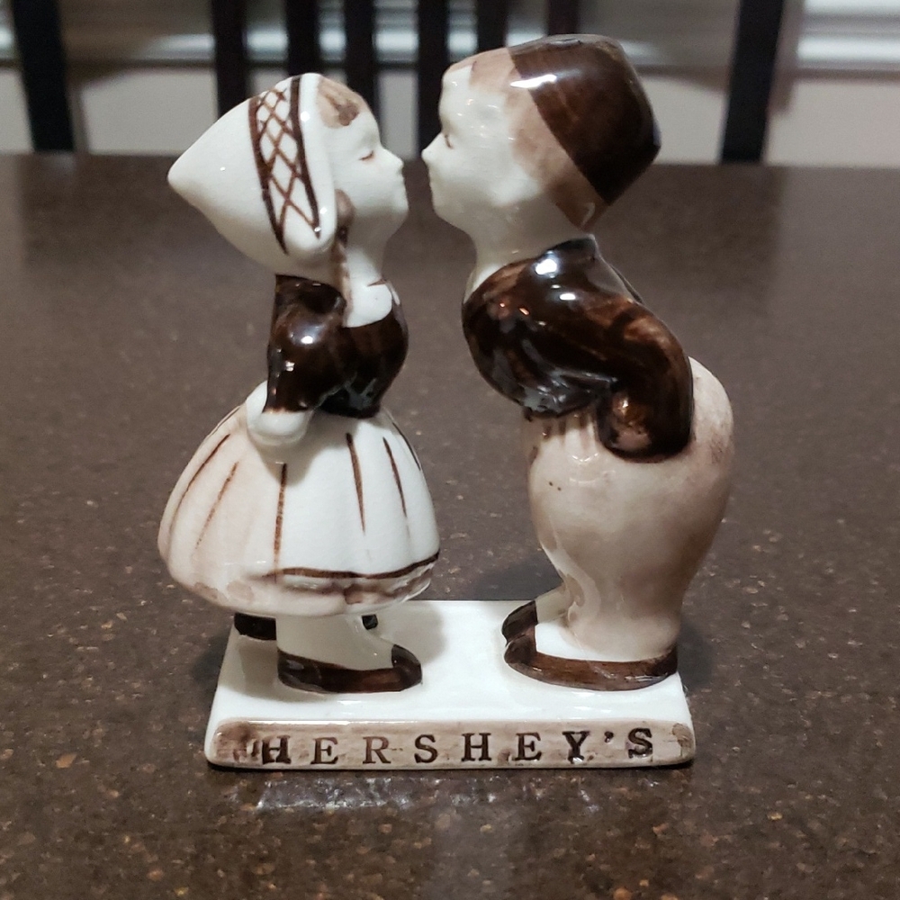 1982 Vintage Ceramic Dutch Boy and Girl Kissing Figurine Hersheys Chocolate